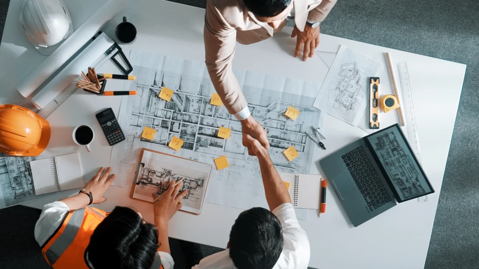 Réunion de travail en intérieur entre professionnels du bâtiment