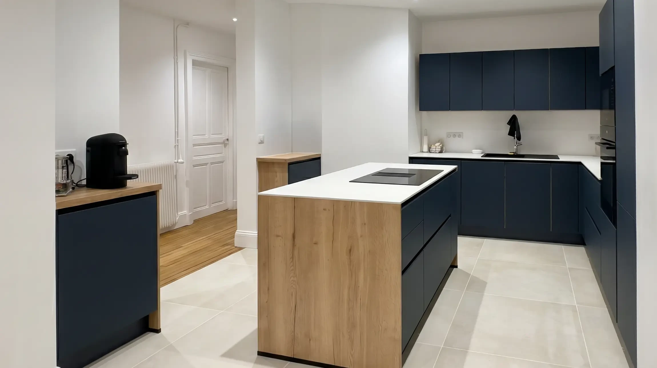 Espace de travail d'architecte d'intérieur avec mains dessinant sur plans techniques